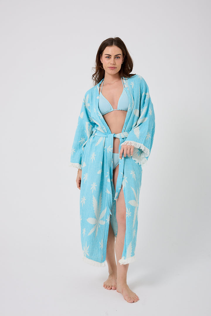 Kimono con hojas en azul claro