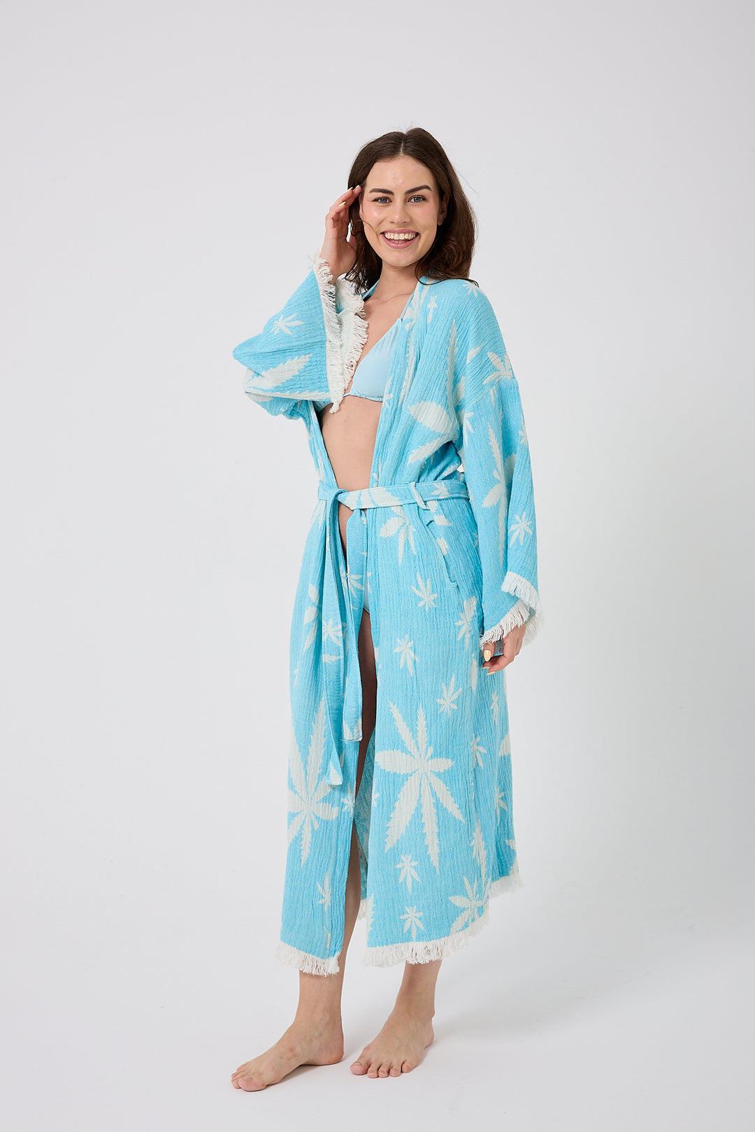 Kimono con hojas en azul claro