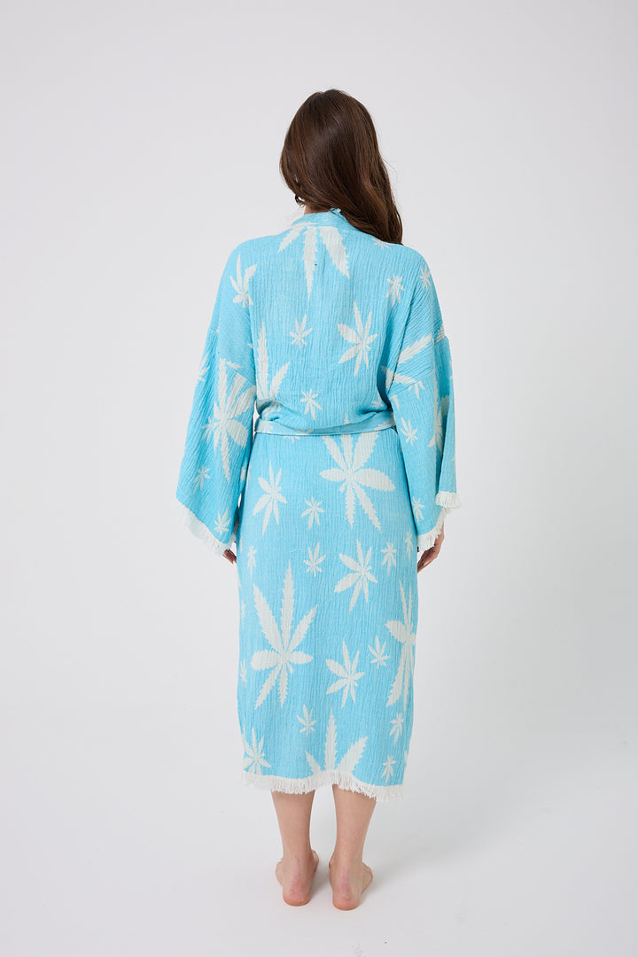Kimono con hojas en azul claro