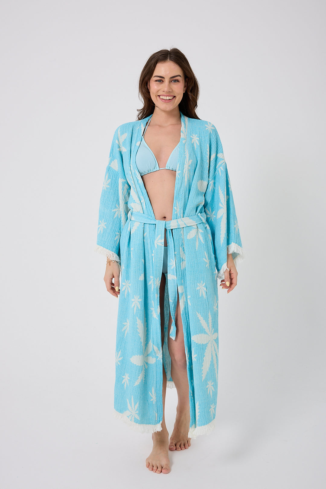 Kimono con hojas en azul claro