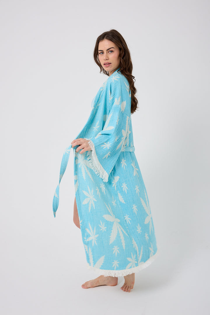 Kimono con hojas en azul claro