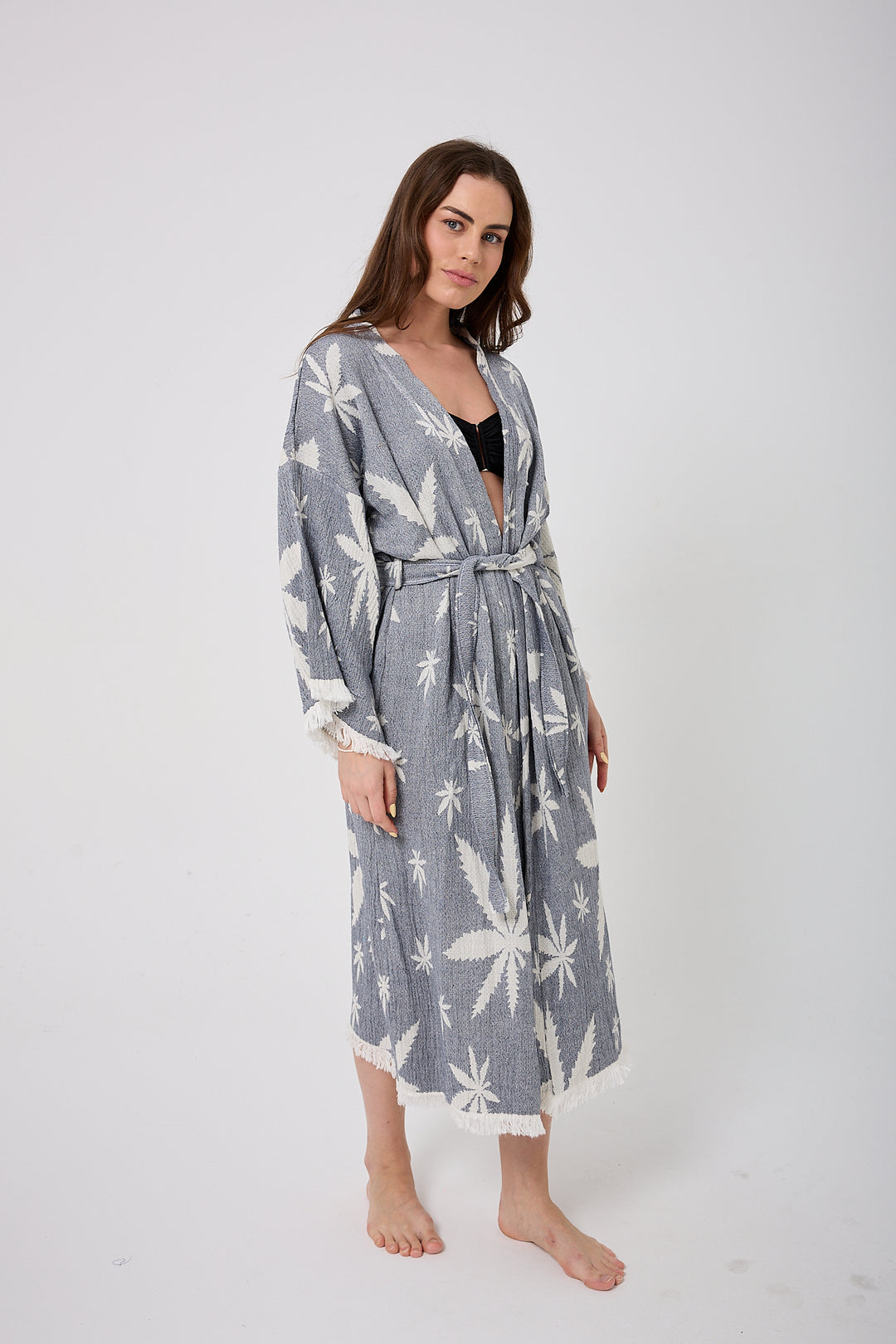 Kimono con hojas en azul marino