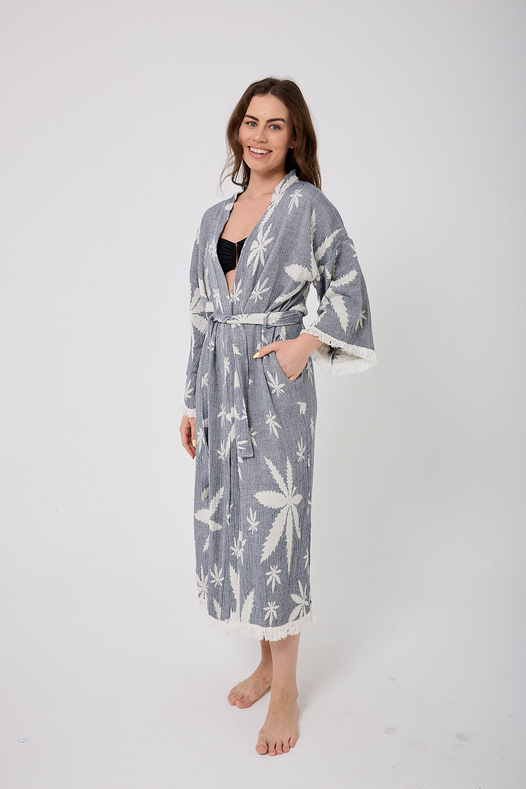 Kimono con hojas en azul marino