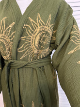 Cargar imagen en el visor de la galería, Sol y Luna Kimono-Robe-Verde, Ropa de salón
