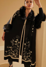 Cargar imagen en el visor de la galería, Luxurious Black with Faux Fur Detailed Poncho
