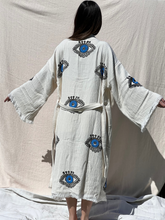 Cargar imagen en el visor de la galería, Ojo azul con pestañas Kimono Robe, ropa de salón, ropa de playa, mal de ojo

