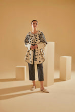Cargar imagen en el visor de la galería, Luxurious Soft Knitted Ecru Shimmery Belted Poncho
